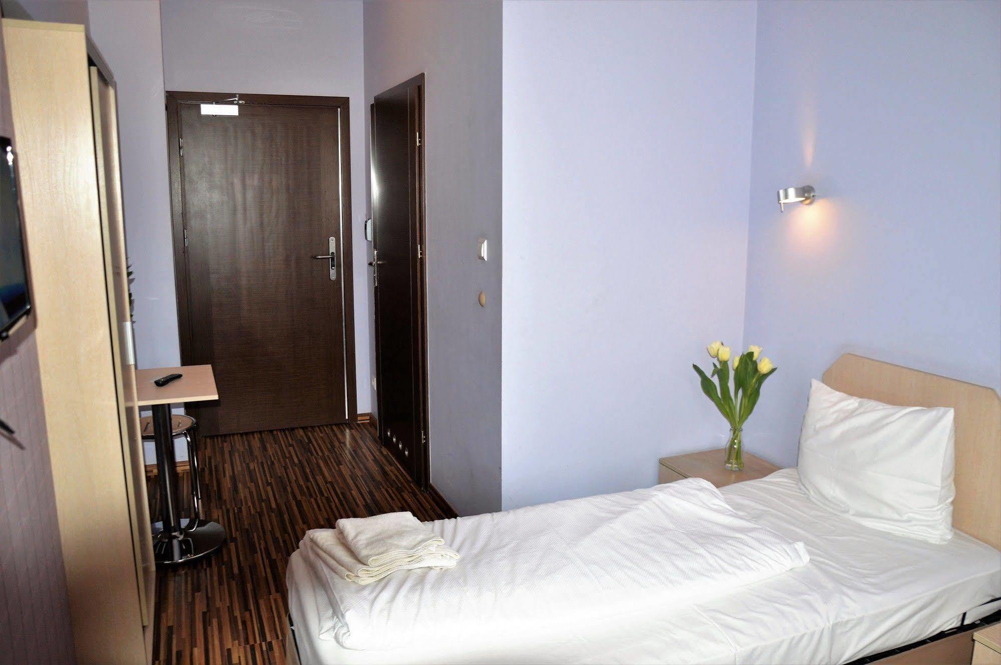 Great Polonia Dwarf Wroclaw Bed & Breakfast Ngoại thất bức ảnh
